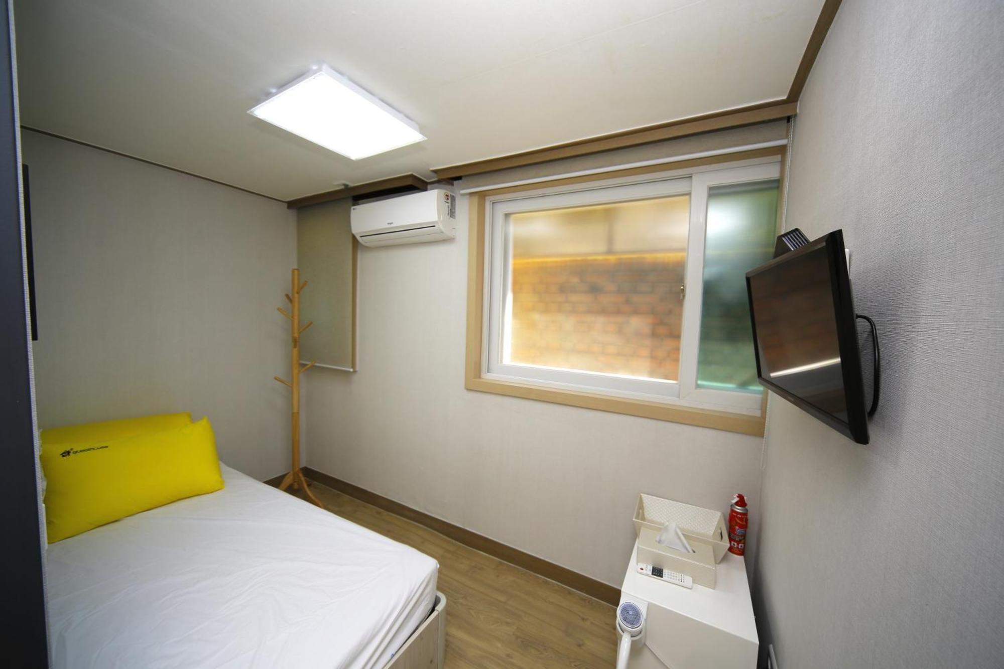 24 Guesthouse Kyunghee University Сеул Стая снимка